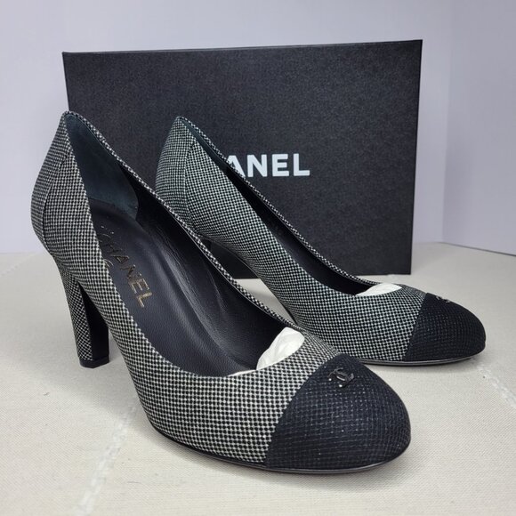 Chanel Pumps Sz 7.5 Dark Silver Black Logo Cap Toe Stiletto Heels Leather Fabric - Picture 2 of 14